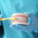 Wszechstronne leczenie dentystyczne – odkryj ścieżkę do zdrowego i pięknego uśmiechów.