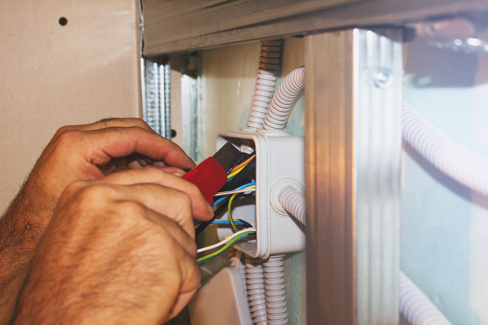 Elektryka w Domu: Innowacyjne Rozwiązania Zapewniające Bezpieczeństwo, Efektywność Energetyczną i Wygodę w Codziennym Życiu Domowników Współczesnych Domów.